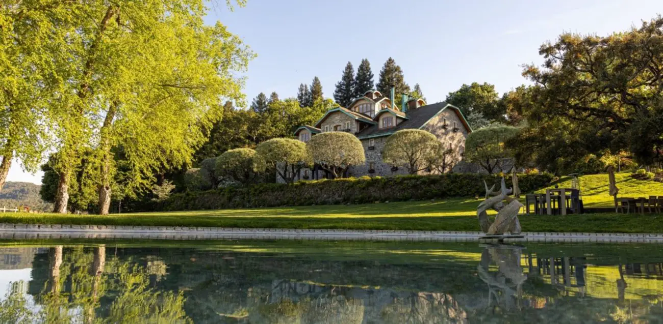 featured image of Far Niente Winery oudoor view