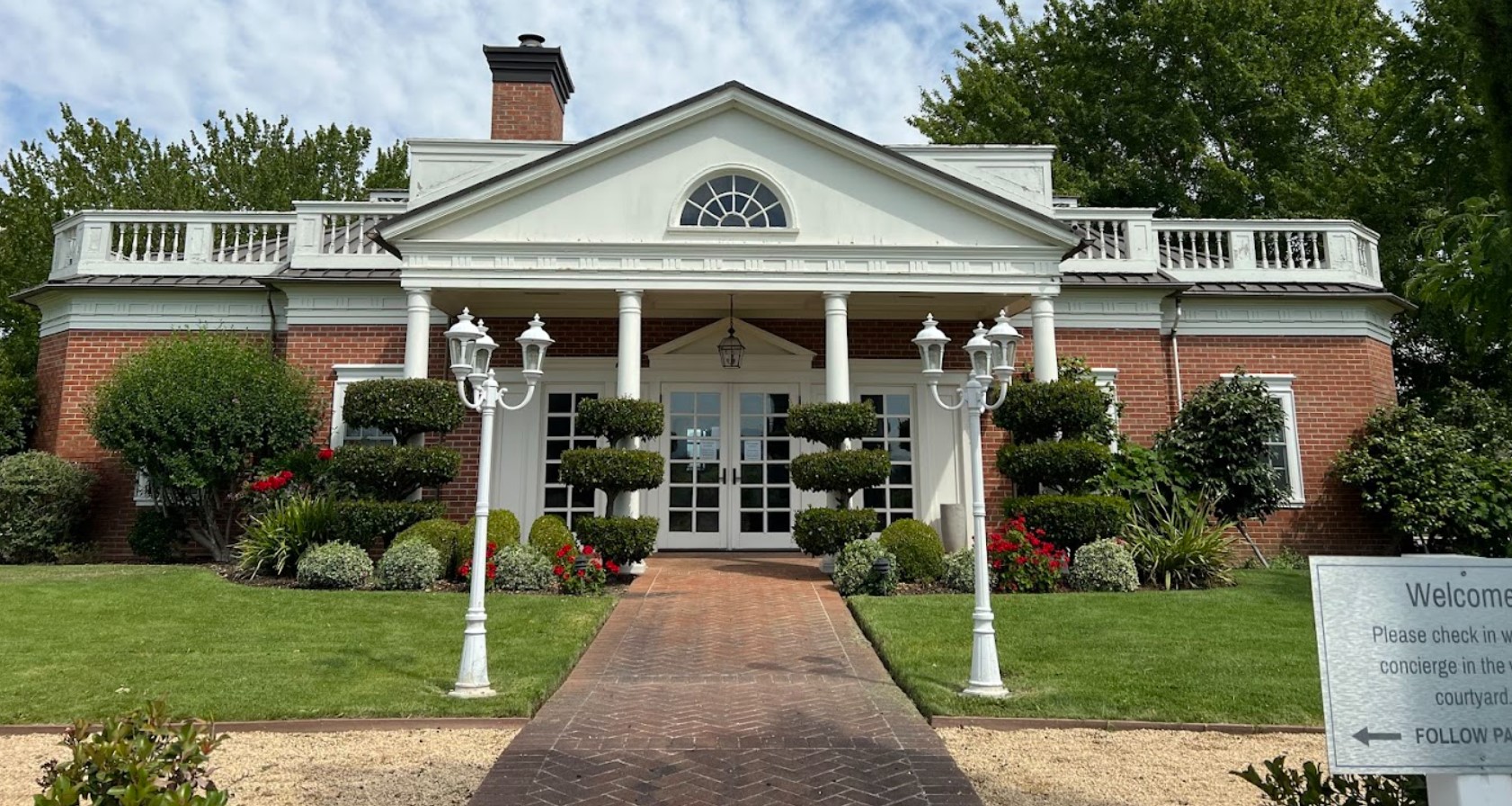 Outdoor view of the fron of Monticello Vineyards Winery