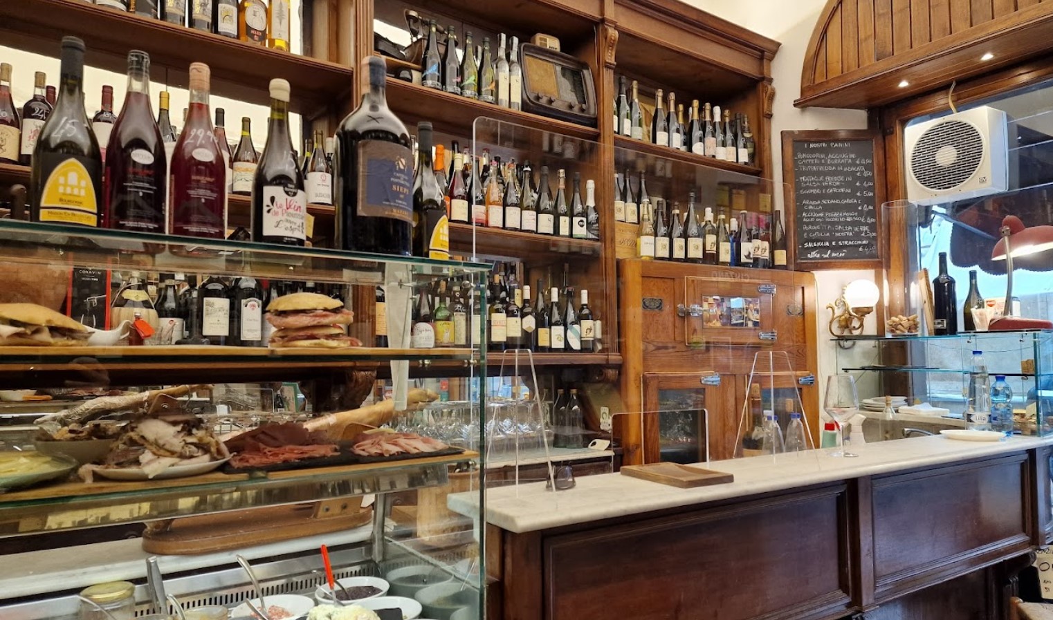 Casa Del Vino Firenzewine bar and shop interior