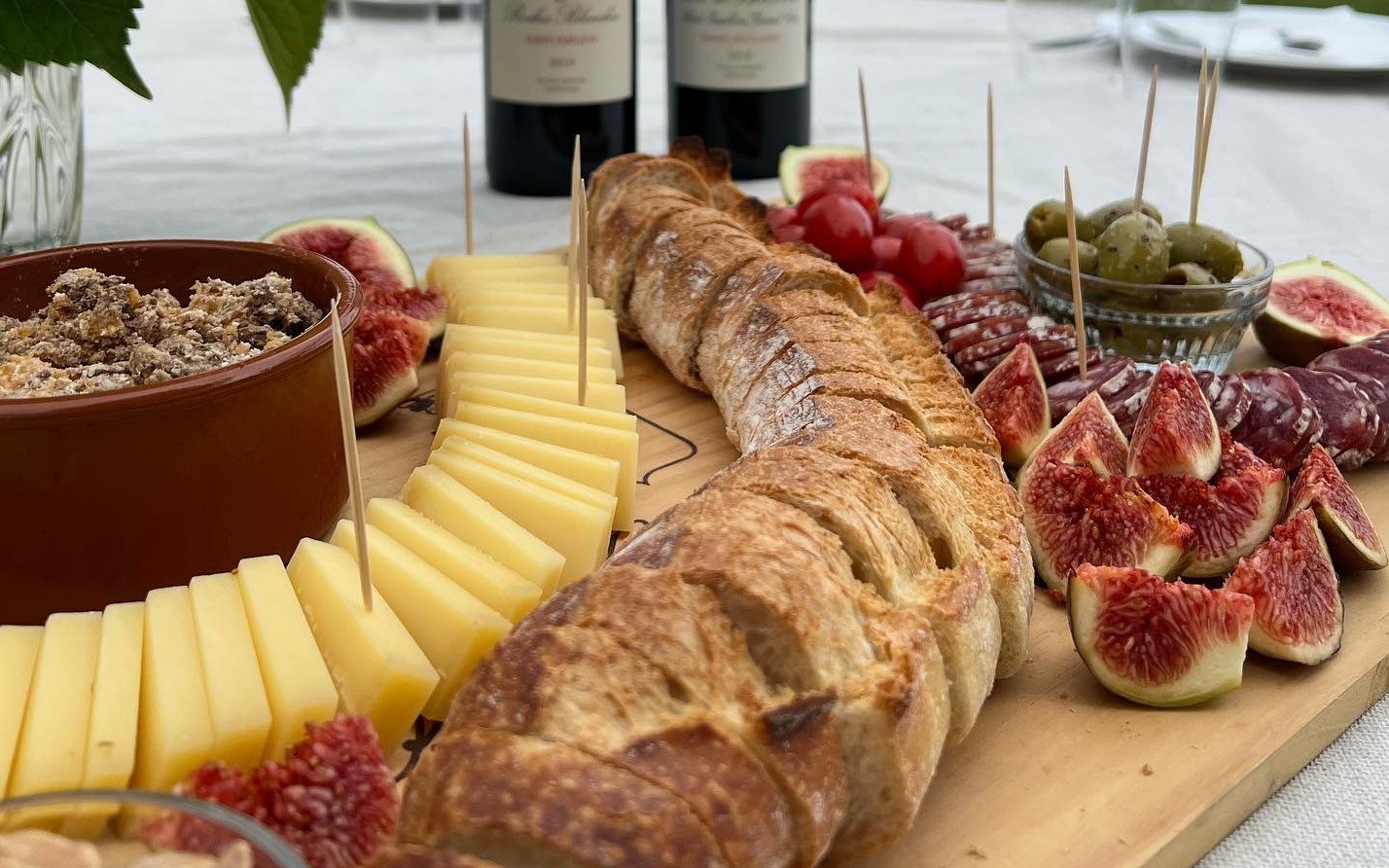 Food and wine pairing during one of the A La Française Marseille wine tours in Provence