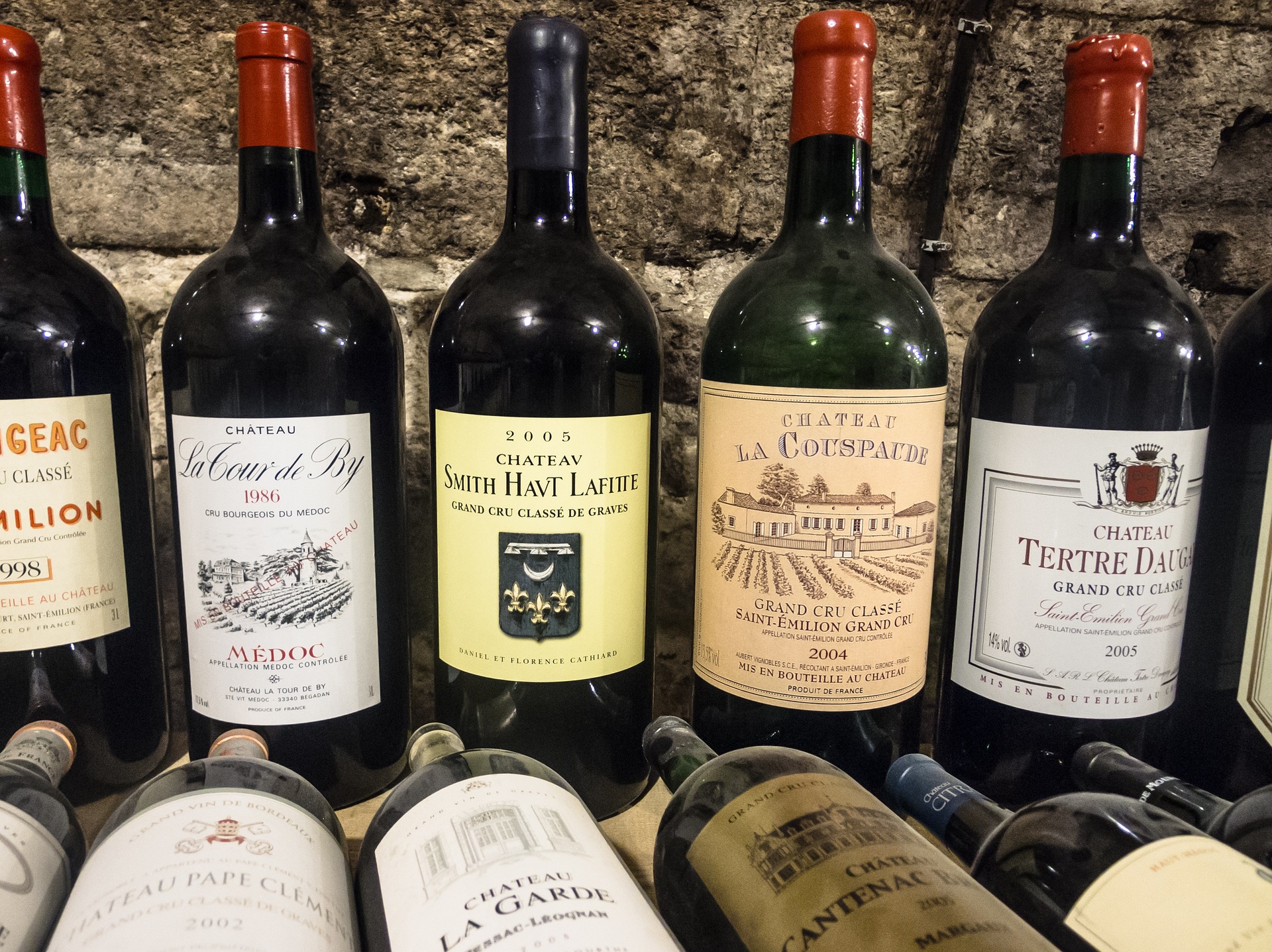 Wine bottles from various Bordeaux producers by Karl Oss Von Eeja from Pixabay